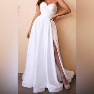 104 Elegant White Strapless Gown
